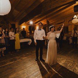 Hochzeit: Die Tanzfläche der Forsthofalm. - Forsthof Almhütte