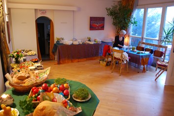 Hochzeit: Buffet in der Garden Lounge - Metamorphosys - Place of Bliss - Wien 22