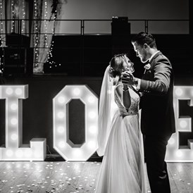 Hochzeit: LOVE LED über uns Buchbar  - Halle9 Casino Zollverein 
