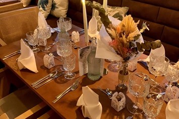 Hochzeit: Orangerie - Tafeln ohne Tischwäsche - Mauritius Stuttgart-Süd Eventlocation