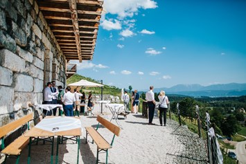 Hochzeit: Auf der Terrasse lässt sich der Wein mit Weitblick genießen. - Restaurant Leiten am Weingut Karnburg