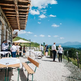 Hochzeit: Auf der Terrasse lässt sich der Wein mit Weitblick genießen. - Restaurant Leiten am Weingut Karnburg
