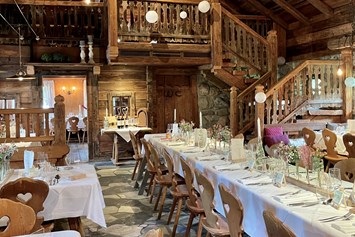 Hochzeit: Der rustikale Festsaal der Arlhofhütte für eure Traumhochzeit in den Bergen. - Arlhofhütte - Altenmarkt