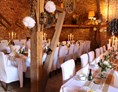 Hochzeit: Gastraum mit Hussen - Romantische Scheune