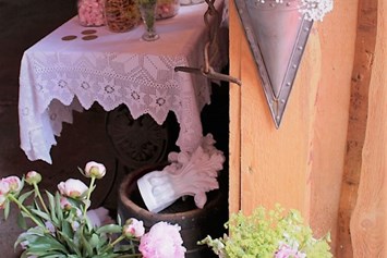 Hochzeit: Blumendeko - Romantische Scheune