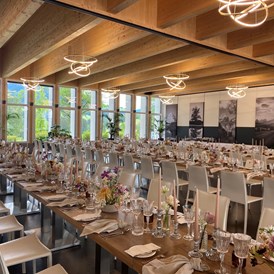 Hochzeit: Festsaal - Lange Tafeln mit Möbeln von PartyRent - Villa Bergzauber