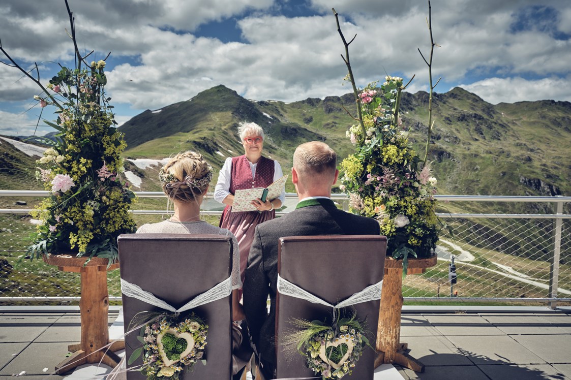 Hochzeit: Trachten Hochzeit | Location Dachterrasse Gipfeltreffen auf 2.300m | mit 360° Grad traumhaften Bergpanorama Blick - Gipfeltreffen | Zillertal Arena