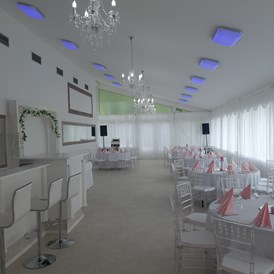 Hochzeit: Hauptsaal, Deckenlampen können individuell eingestellt werden (Licht, Farbe, Helligkeit) - Monte Cristo