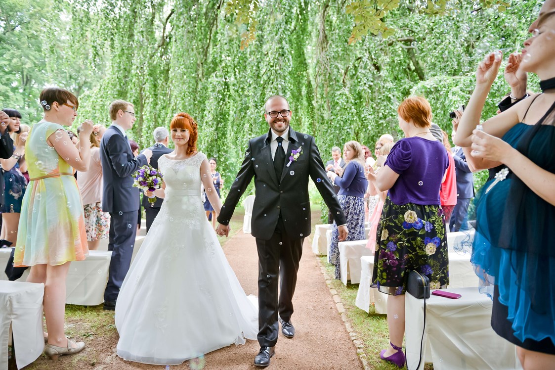Hochzeit: Freie Trauung in der Parkanlage des Hauses - Villa Haar