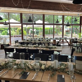 Hochzeit: Beispiel Tischformation im Wintergarten! Herrlicher Blick auf die Terrasse! - RAHOFER Bräu Restaurant