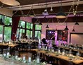 Hochzeit: Blick auf die Bühne im Wintergarten - Tolle Inszenierungen möglich - RAHOFER Bräu Restaurant