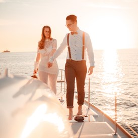 Hochzeit: Mit Charter & Sail Katamaran Salina könnt ihr eure Hochzeit in trauter Zweisamkeit feiern. - Charter & Sail Katamaran Salina