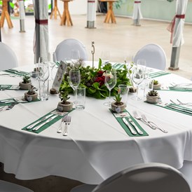Hochzeit: Runde 8-Personen Tische im großen Festsaal. - Gewäxhaus