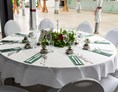 Hochzeit: Runde 8-Personen Tische im großen Festsaal. - Gewäxhaus