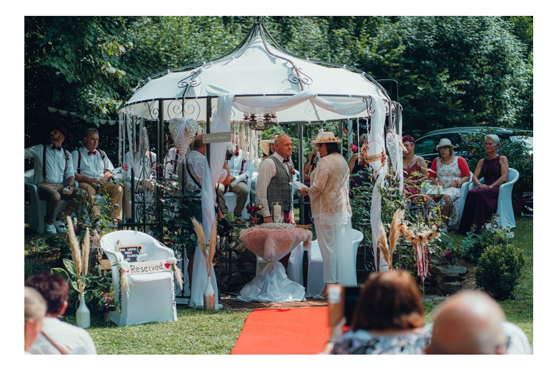 Hochzeit: Freie Trauung im Rosenpavillion in der Wald Villa Üssbach - Wald Villa Üssbach