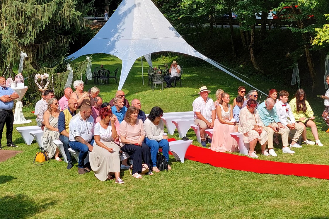 Hochzeit: Freie Trauung im großen Garten - Wald Villa Üssbach