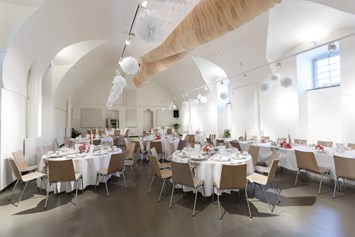 Hochzeit: Der Festsaal im Martinsschlössl Donnerskirchen wird für Hochzeiten festlich gescmückt.  - Martinsschlössl Donnerskirchen