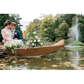 Hochzeit: Traumhafte Hochzeitsfotos im romantischen Boot... - Schloss Schönau