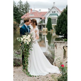 Hochzeit: Romantische Hochzeitsfotos im Rosengarten... - Schloss Schönau