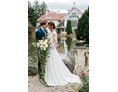 Hochzeit: Romantische Hochzeitsfotos im Rosengarten... - Schloss Schönau