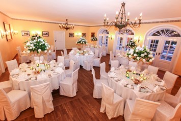 Hochzeit: Der Biedermeiersaal des Schloss Anif bietet Platz für bis zu 80 Hochzeitsgäste. - ****Hotel Schlosswirt zu Anif