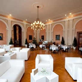 Hochzeit: Roter Salon mit angemietetem Loungemobiliar - Wiener Börsensäle