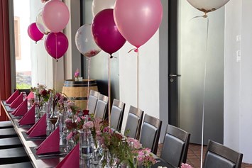 Hochzeit: Gedeckter Tisch in unserer Eventscheune - Barrique Weinbar&Vinothek