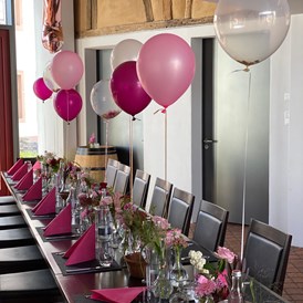 Hochzeit: Gedeckter Tisch in unserer Eventscheune - Barrique Weinbar&Vinothek