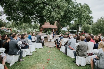 Hochzeit: Gartenhochzeit mit Standesbeamten - Michlhof zu Haitzing, nähe Laakirchen