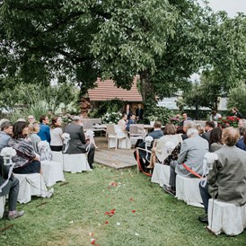 Hochzeit: Gartenhochzeit mit Standesbeamten - Michlhof zu Haitzing, nähe Laakirchen