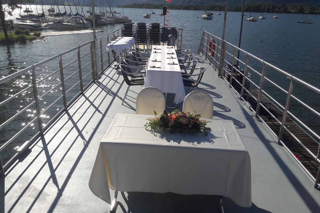 Hochzeit: Dekovariante am Sonnendeck - Mondsee Schifffahrt Hemetsberger