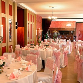 Hochzeit: Lounge von 350 -750 m²
großer Aussenbereich im Garten - Alte Kaserne