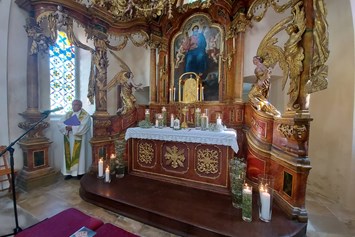 Hochzeit: Altar in der Kapelle - Schloss Neubruck