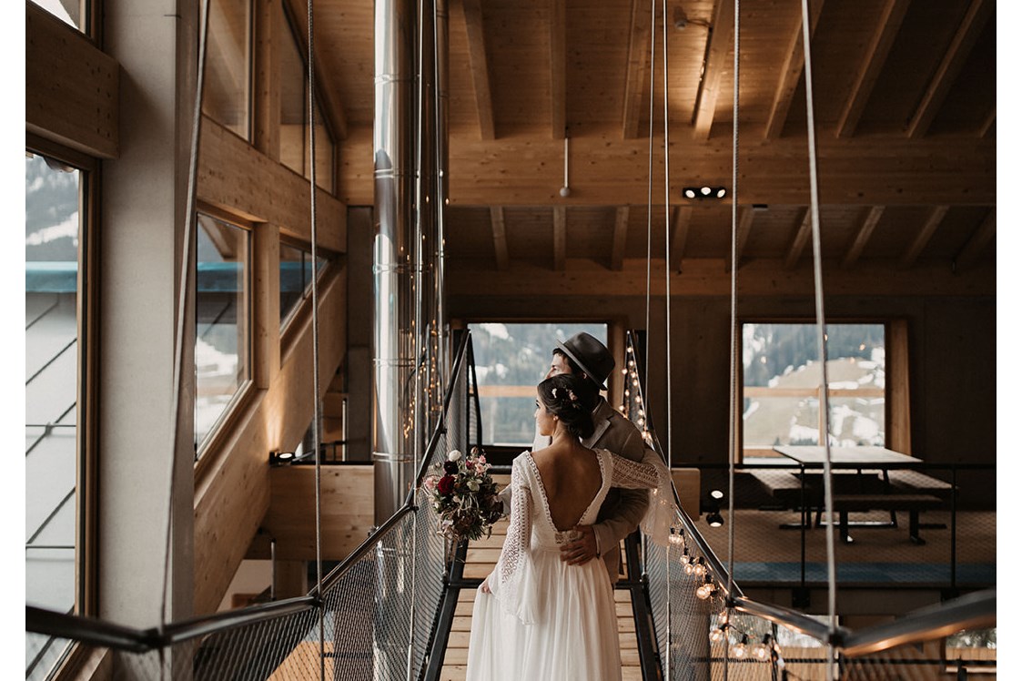 Hochzeit: Hängebrücke in der Galerie, direkt am Panoramafenster - Lumberjack Bio Bergrestaurant