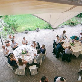 Hochzeit: Hochzeitstafel im Freien auf Schloss Pienzenau, Südtirol. 
Foto © blitzkneisser.com - Schloss Pienzenau