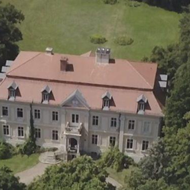 Hochzeit: Vogelpersbektive auf das Schloss Stülpe. - Schloss Stülpe
