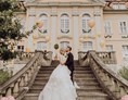 Hochzeit: Brautpaar auf großer Treppe zum Schlosspark. - Schloss Stülpe