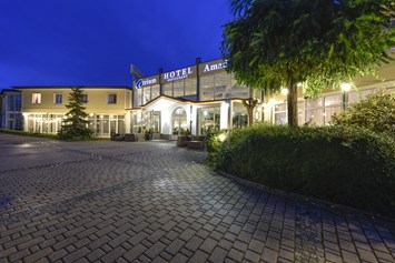 Hochzeit: Hotel Eingangsportal Nacht - Atrium Hotel Amadeus