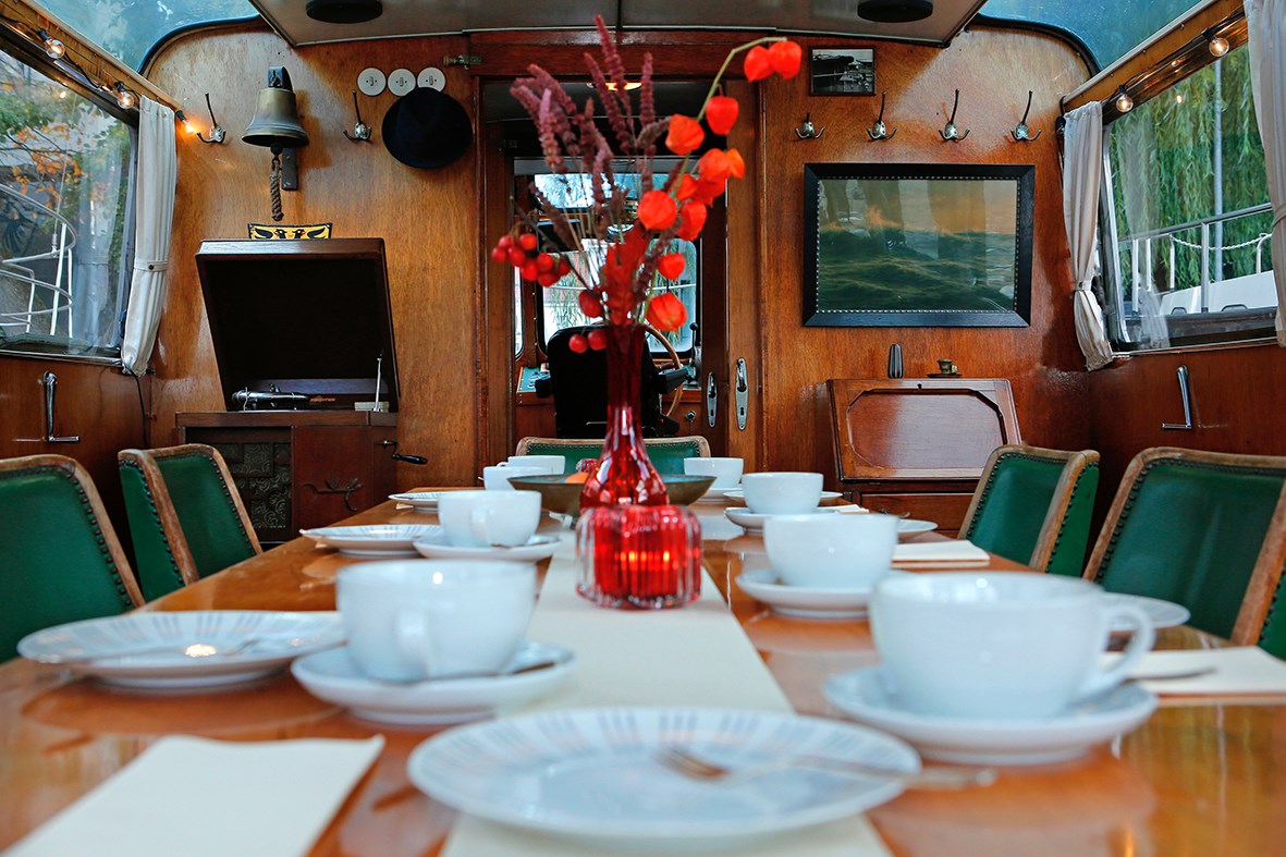 Stilvolle Ausfahrt auf historischer Dinneryacht Angaben zu den Festsälen Salon mit Festtafel