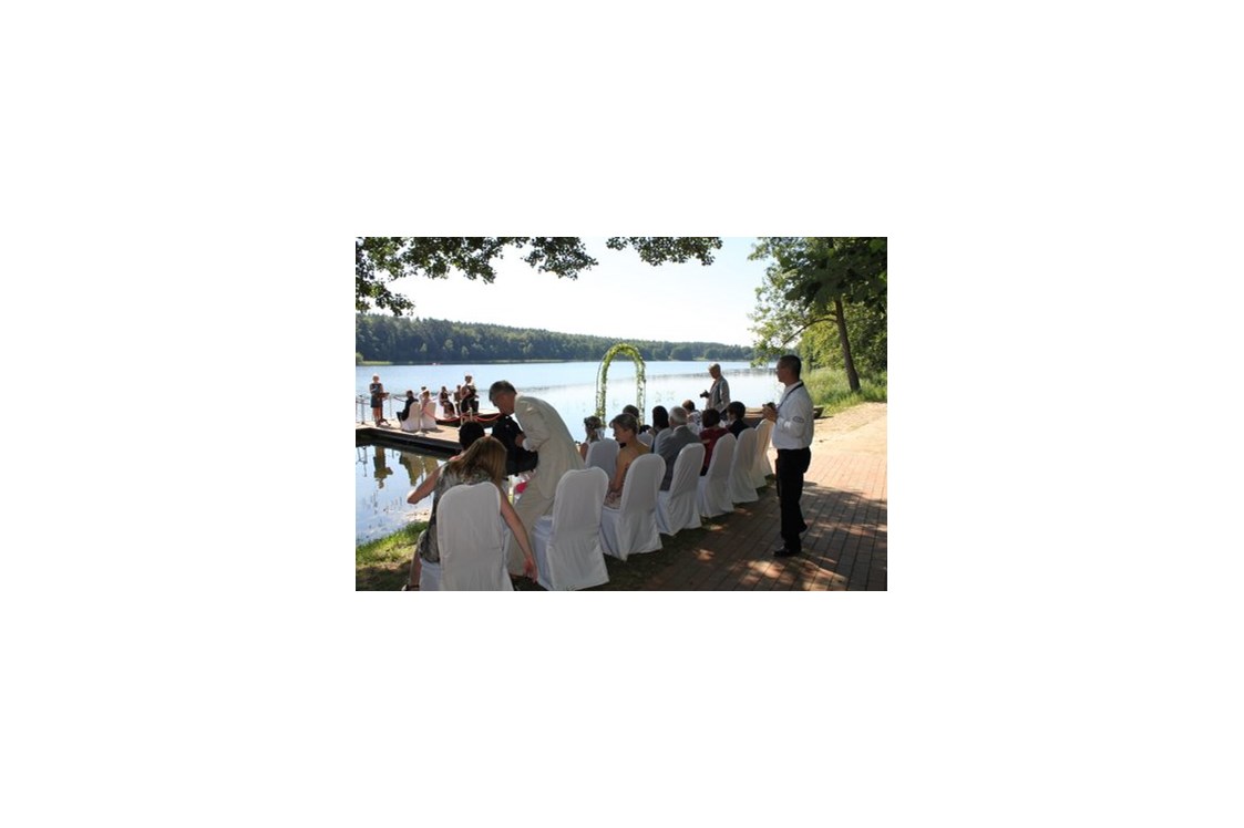 Hochzeit: Trauung auf dem Steg - Jagdschloss Waldsee