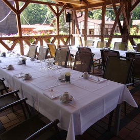 Hochzeit: Kaffeetafel unter dem Backhaus - Jagdschloss Waldsee