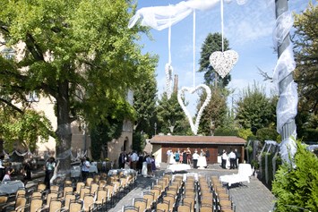 Hochzeit: Trauung im unteren Schlosshof - Hotel Schloss Edesheim
