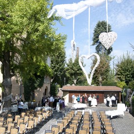 Hochzeit: Trauung im unteren Schlosshof - Hotel Schloss Edesheim