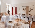 Hochzeit: Im Festsaal werden je nach Wunsch runde oder eckige Tische aufgebaut.  - Innviertler Versailles