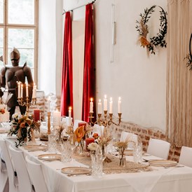 Hochzeit: Die Brauttafel im Festsaal. - Innviertler Versailles