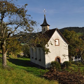 Hochzeit: Die Kapelle liegt erhaben über dem Hof und bietet einen schönen Blick ins Tal. - Martinskapelle auf dem Martinshof