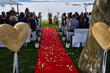 Hochzeit: Trauung am Gnadensee in Baden-Württemberg. - Sekt am See