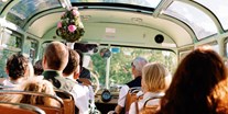 Hochzeit - Art der Location: Restaurant - Steiermark - Mit dem Oldtimer-Bus geht es zurück von der Trauung im Narzissen Zloam. - Narzissendorf Zloam