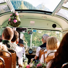 Hochzeit: Mit dem Oldtimer-Bus geht es zurück von der Trauung im Narzissen Zloam. - Narzissendorf Zloam