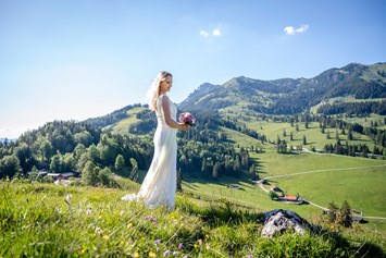 Hochzeit: Bestechendes Fotomotiv in den Wiesen und Almen am Sudelfeld  - Berghotel Sudelfeld - Brösel Alm